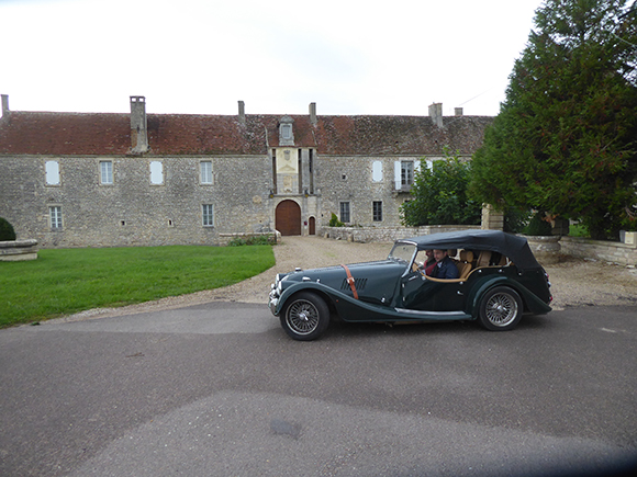 Collection de voiture de collection devant un hôtel particulier de Bourgogne