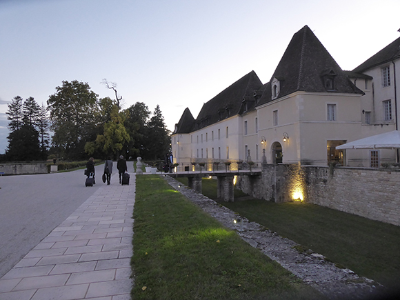 Collection de voiture de collection devant un hôtel particulier de Bourgogne