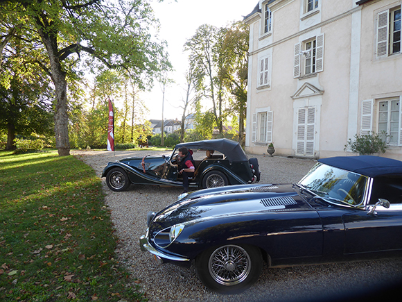Collection de voiture de collection devant un hôtel particulier de Bourgogne