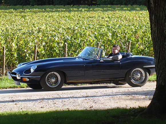 Collection de voiture de collection devant un hôtel particulier de Bourgogne