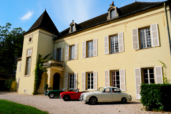 Collection de voiture de collection devant un hôtel particulier de Bourgogne